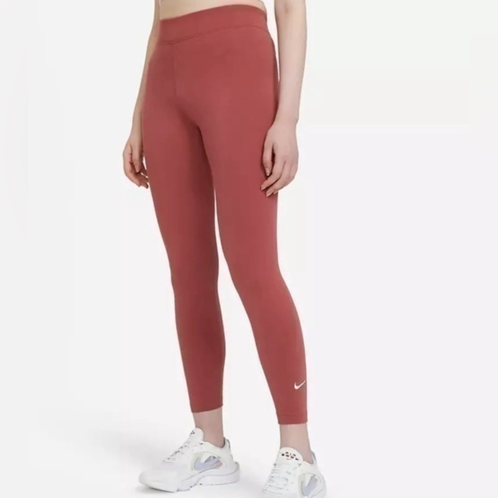 Nike Sportswear Essential
Canyon Rust/White Size XL